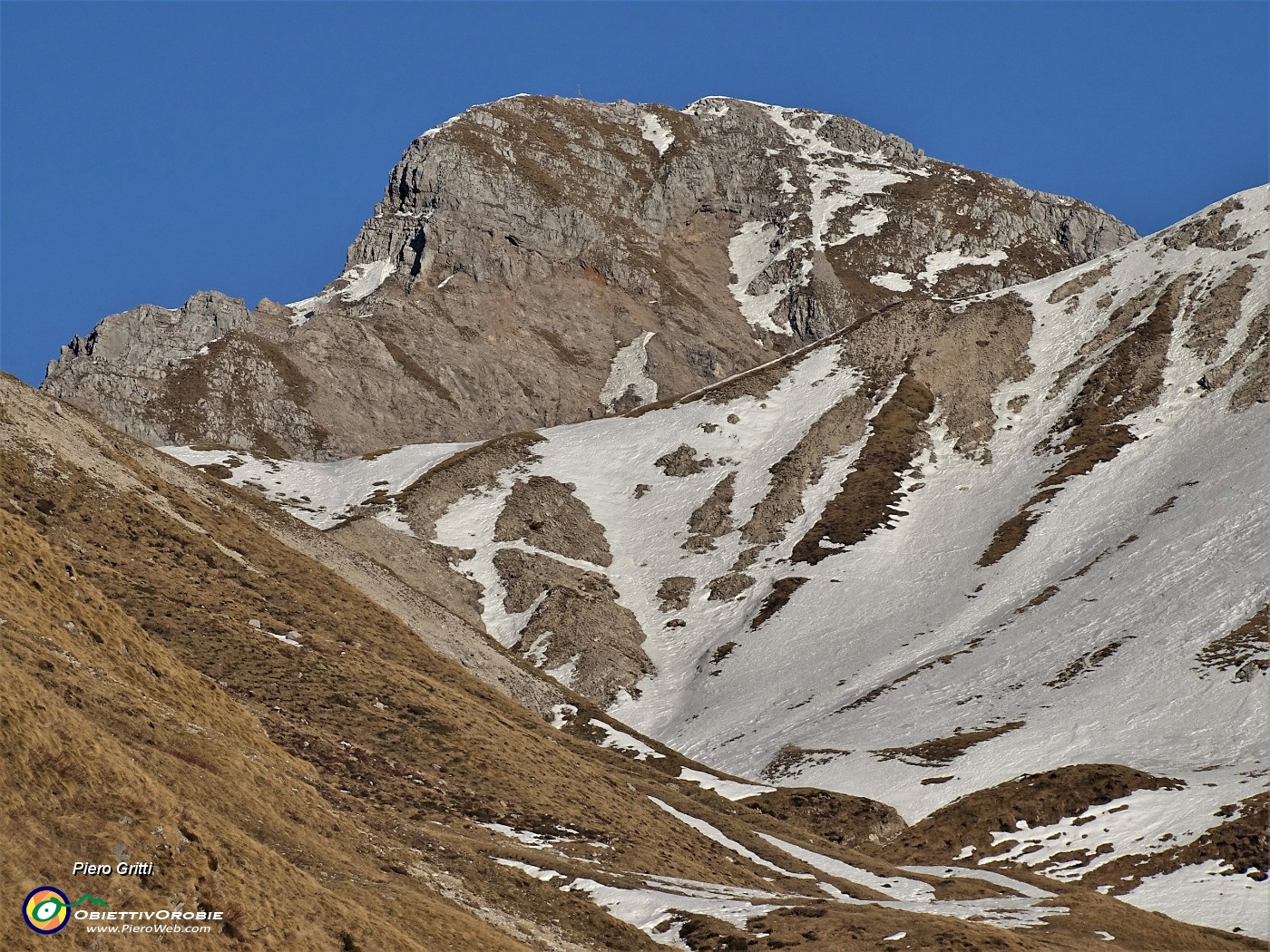 45 Zoom sulla Cima di Valmora (2198 m).JPG